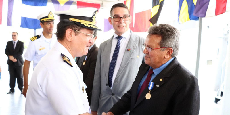 Em solenidade a bordo do navio da Marinha do Brasil, presidente do Sistema Faeap/Senar/Sindicatos Rurais recebe medalha de honra