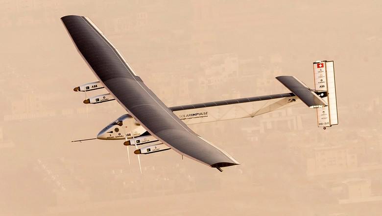 Avião movido a energia solar conclui primeira etapa de volta ao mundo