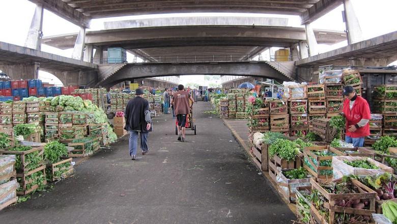 Calor, chuva e dólar provocam alta das frutas e verduras na Ceagesp