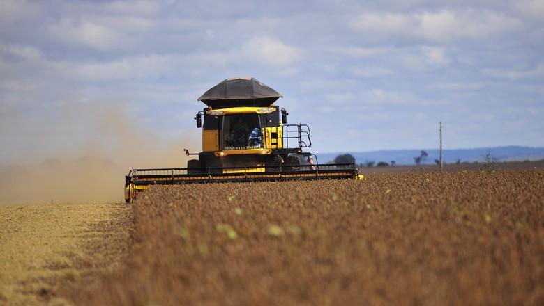 Vendas de máquinas agrícolas crescem 50% no mês