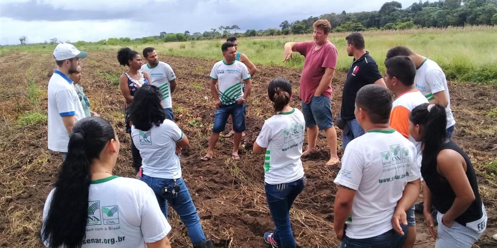 Curso Técnico em Agronegócio: alunos do polo Itaubal visitam fazenda produtora de batata