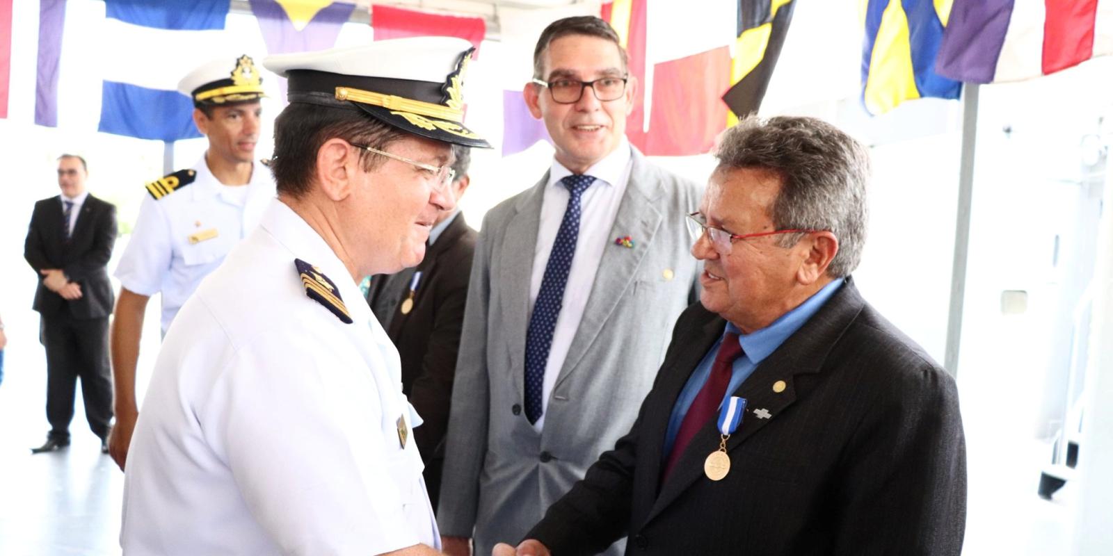 Em solenidade a bordo do navio da Marinha do Brasil, presidente do Sistema Faeap/Senar/Sindicatos Rurais recebe medalha de honra