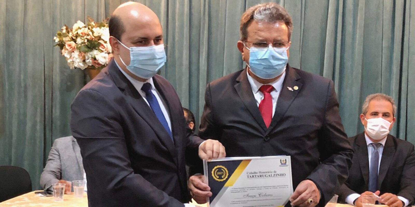 Iraçu Colares recebe o ‘Título de Cidadão Honorário de Tartarugalzinho’ na sessão de encerramento do ano legislativo